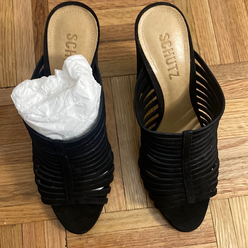 Schutz Size 7 black sandal